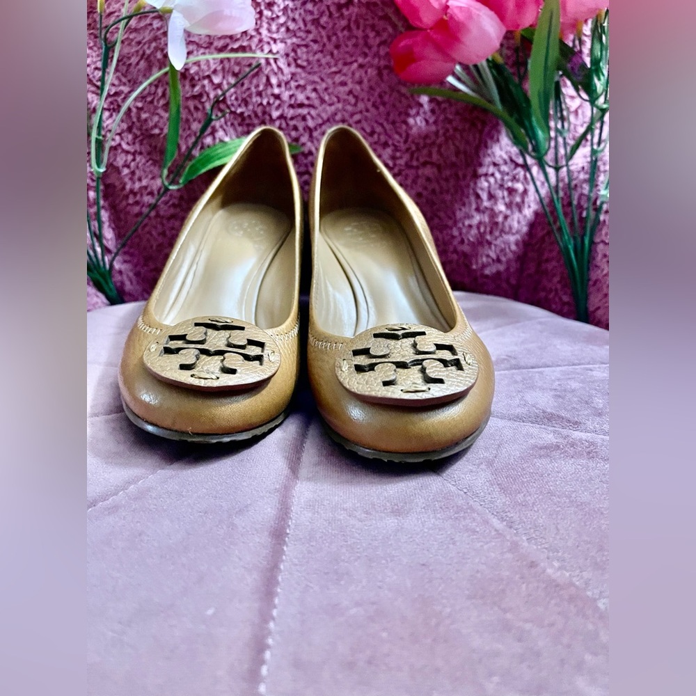 💖Pre-Loved Tory Burch Sally Tan Leather Wedges with Signature Medallion Size 6 - Picture 9 of 9